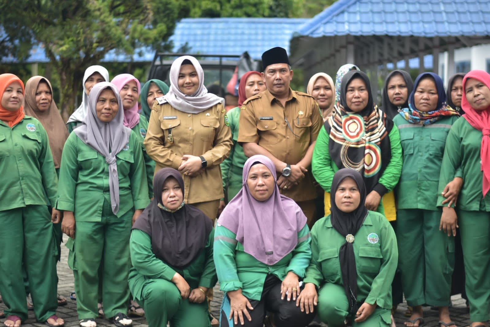 Wabup Atika Salurkan Gaji untuk Petugas Kebersihan