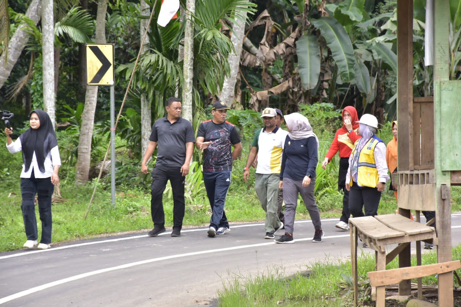 Atika Tinjau Ruas Jalan Tambiski-Sayurmaincat