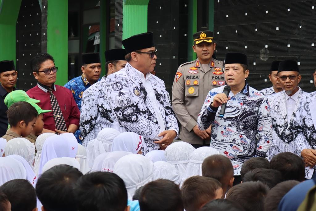 Bupati dan Ketua DPRD Sambangi SMP dan SMA Mereka