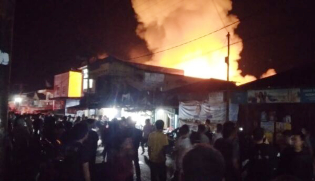 Enam Rumah Terbakar di Panyabungan, Atika Datangi Lokasi