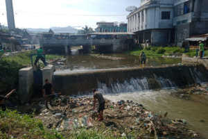 Petugas Bersihkan Sungai Aek Mata Dengan Alat Seadanya
