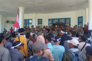 Pagi Pagi Ratusan Warga Singkuang Satu Demo DPRD Madina