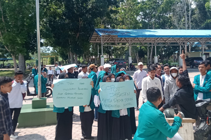 Tuntut Ketua DEMA Mundur, Mahasiswa STAIN Madina Berunjuk Rasa di Kampus