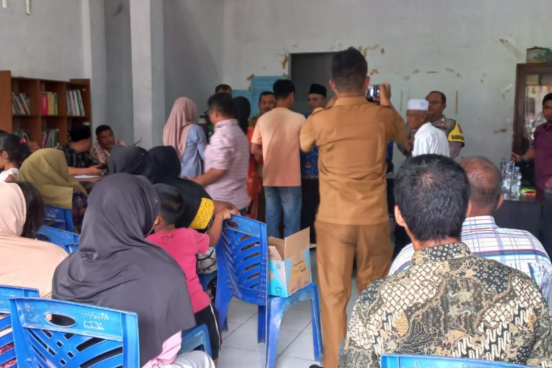 Warga Kurang Mampu, Janda dan Lansia di Huta Lombang Lubis Terima Jatah BLT DD Tahap II