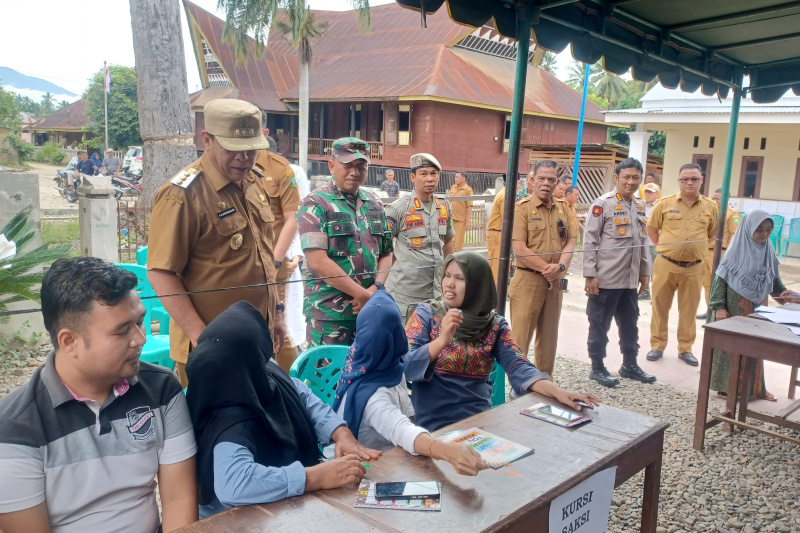 Pastikan Pilkades Aman, Bupati Madina Kunjungi Sejumlah TPS