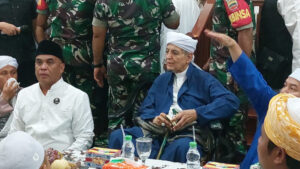 Al Habib Atthos Al Hafidz bersama Bupati H.M.Ja'far Sukhairi Nasution saat dijamu di Rumah Dinas Bupati Madina ( ist )