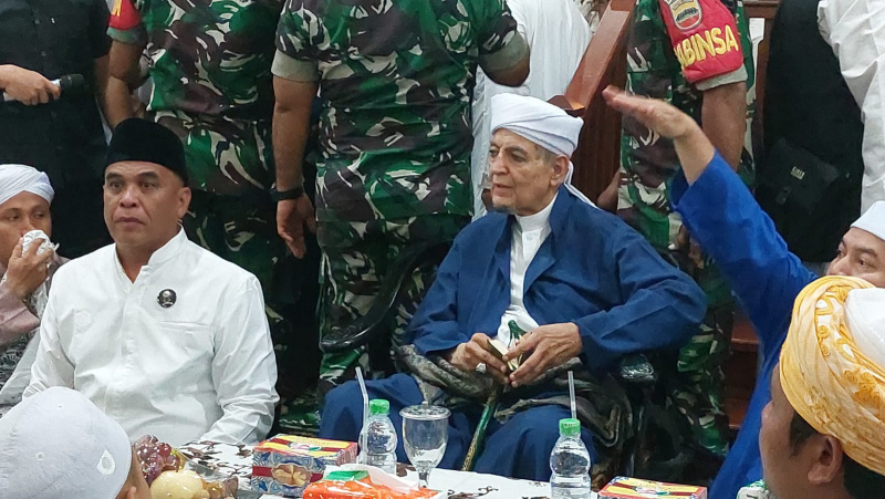 Al Habib Atthos Al Hafidz bersama Bupati H.M.Ja'far Sukhairi Nasution saat dijamu di Rumah Dinas Bupati Madina ( ist )
