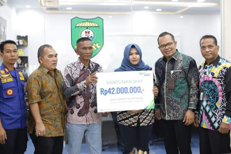 Atika Serahkan Santunan BPJS Ketenagakerjaan 