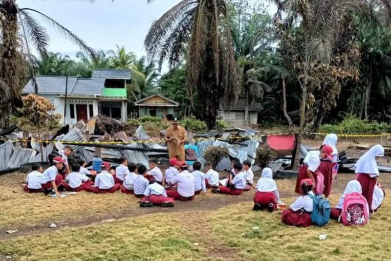 Gedung Sekolah Terbakar, Siswa SD 378 Sikara Kara IV Natal Terpaksa Beraktifitas Dibalai Desa