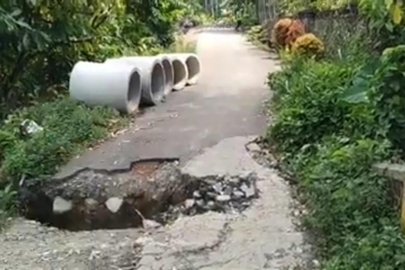 Dinas PUPR Madina Perbaiki Jalan Berlubang di Roburan Dolok