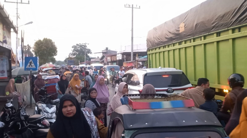 Acara Reses Anggota DPR- RI di Pinggir Jalan Raya Panyabungan Timbulkan Kemacetan
