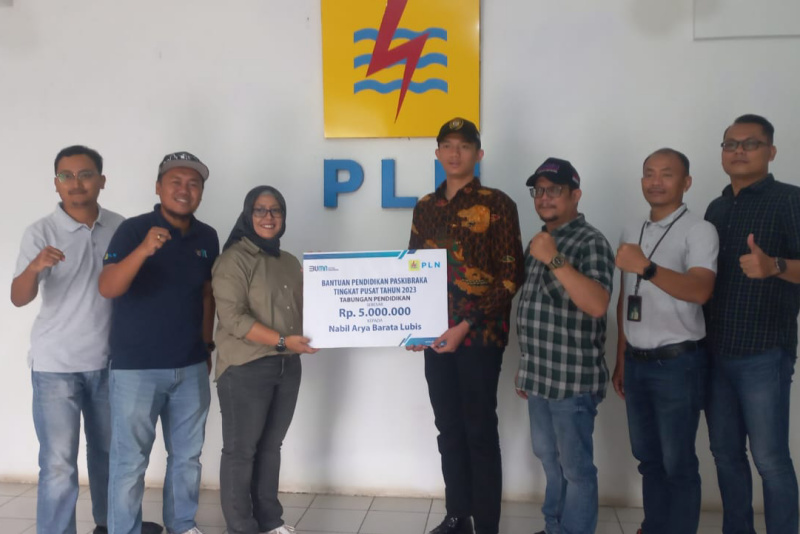 Nabil, Paskibraka Asal Madina Dapat Bantuan Pendidikan Dari PLN 