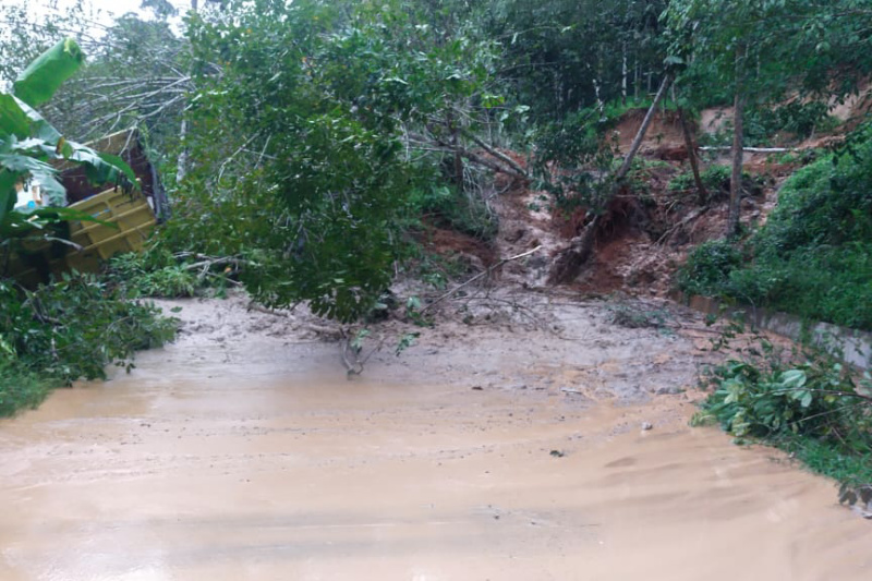 Jalur Tengah Lintas Sumatera di Muara Mais Tertimbun Material Longsor
