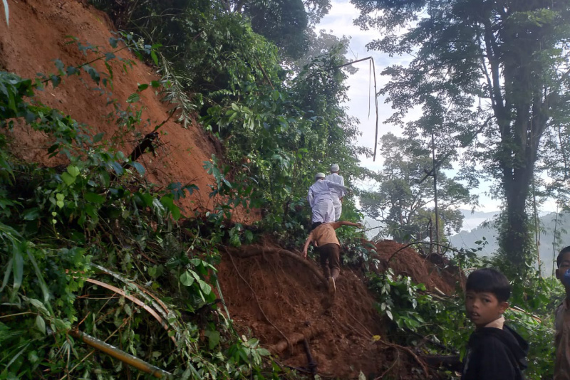 Badan Jalan Tertimbun Material Longsor, Desa Pastap Julu Terisolir