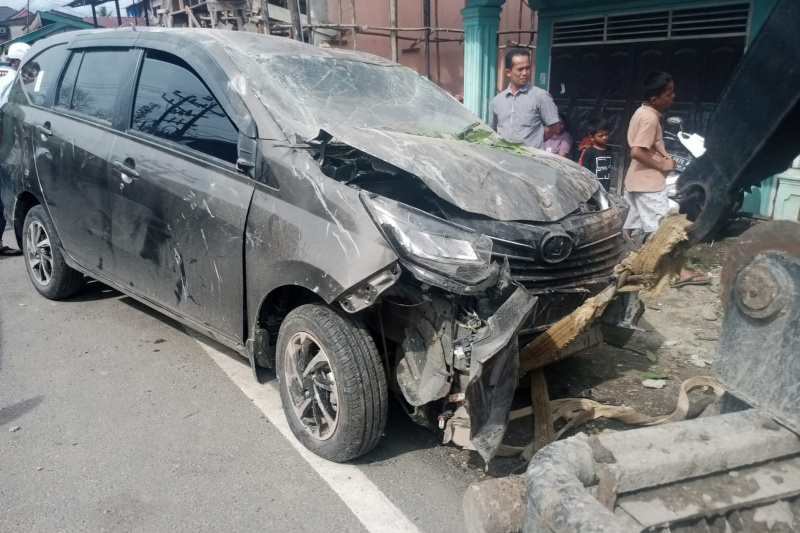 Minibus Hantam Rumah Warga di Pidoli