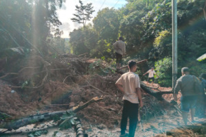Jalan Menuju 3 Desa di Kecamatan Tambangan Kembali Tertimbun Longsor