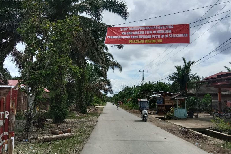Tuntutan Belum Direspon, Warga Batu Sondat Batahan Larang Pengangkut CPO Milik PTPN IV Beroperasi