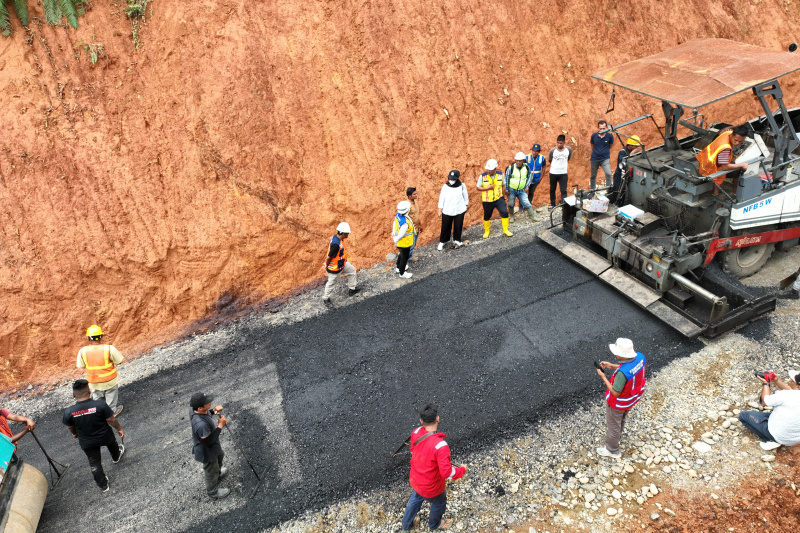 Kadis PUPR Madina Pantau Progres Pengaspalan Jalan di Rantobaek