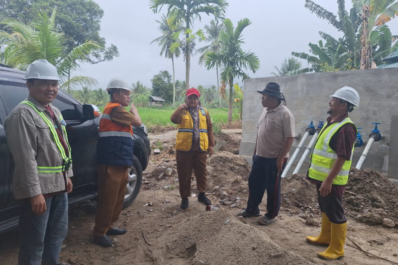 Pastikan Proyek Berjalan, Dinas PUPR Madina Monitoring Pembangunan SPAM di Mompang Julu
