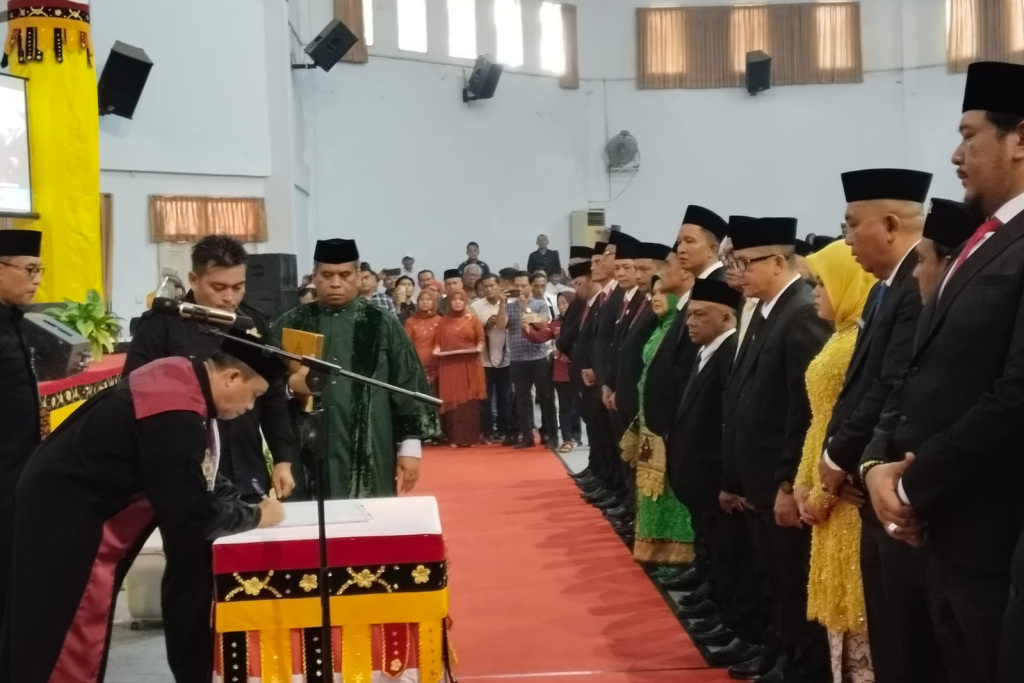 40 Anggota DPRD Madina Dilantik, Erwin Efendi Lubis Ketua Sementara