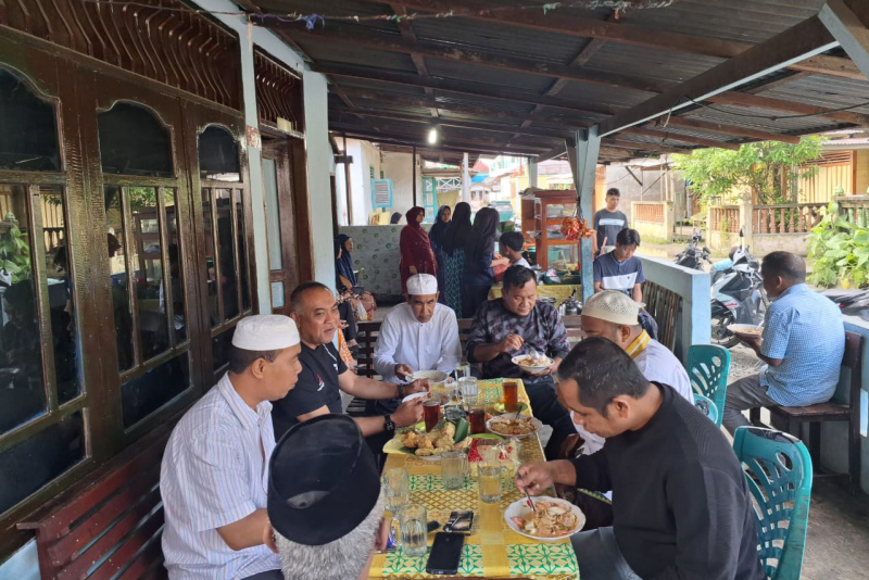 Dukung Ekonomi Kerakyatan, Cabup Harun Mustafa Nasution Makan Lontong Sertek di Sipolu Polu