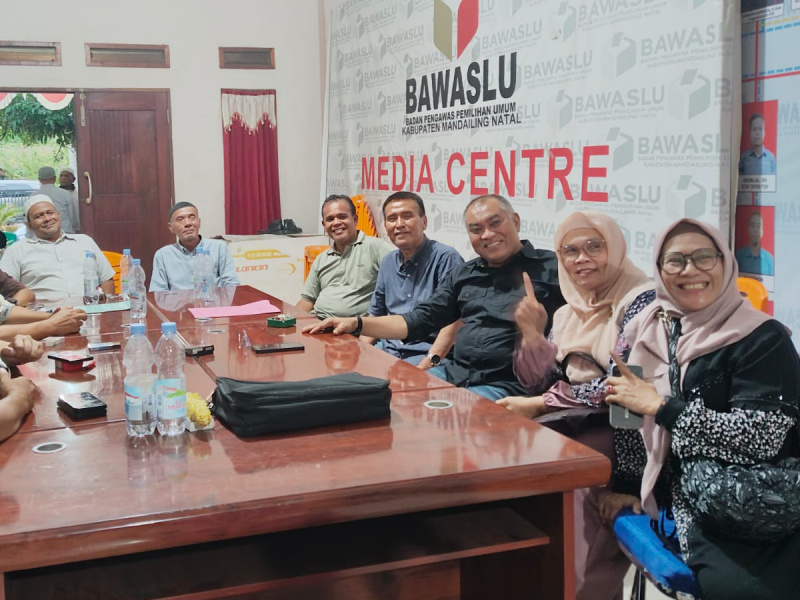 Cabup Harun Mustafa dan Kawan SMA ke Bawaslu Madina untuk Klarifikasi