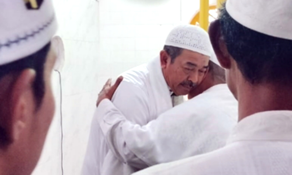 Usai Imam Salat Jumat, Saipullah Dipeluk Para Tokoh Masyarakat