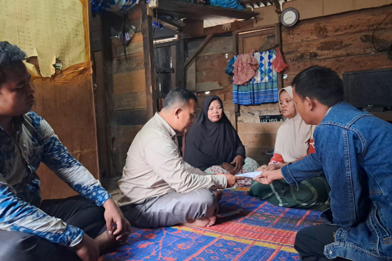 KKM Serahkan Zakat Rp 5 juta ke Korban Kebakaran di Siabu