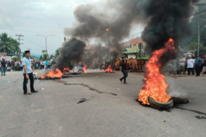 Tuntut 3 Pelaku Pemerkosaan Ditangkap, Warga Desa Pidoli Lombang Bloked Jalan Nasional