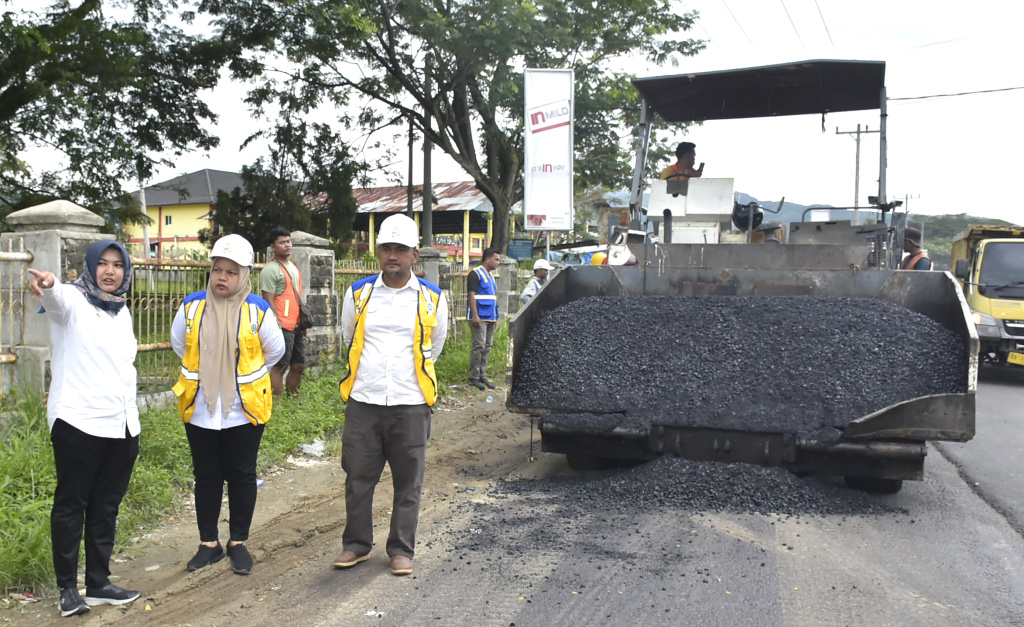 Lingkar Timur Diaspal, Atika Tinjau Pengerjaan