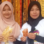 Peyek Udang Lumban Pasir di Semarak Buah dan UMKM Tambangan